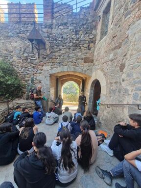 A l'écoute de notre guide dans le château de Castelnou !