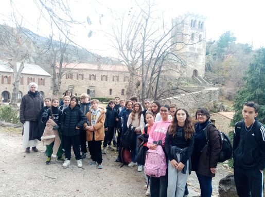 Les 5e8 devant le monastère de Saint-Martin du Canigou, joyau de l'art roman